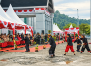 Tarian Adat Mamose Awali Peringatan HUT ke-13 Mamuju Tengah